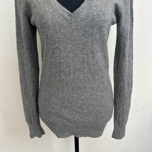 Caslon Sweater Women Medium 100% Cashmere Pullover Gray V Neck Casual Work - Picture 3 of 9